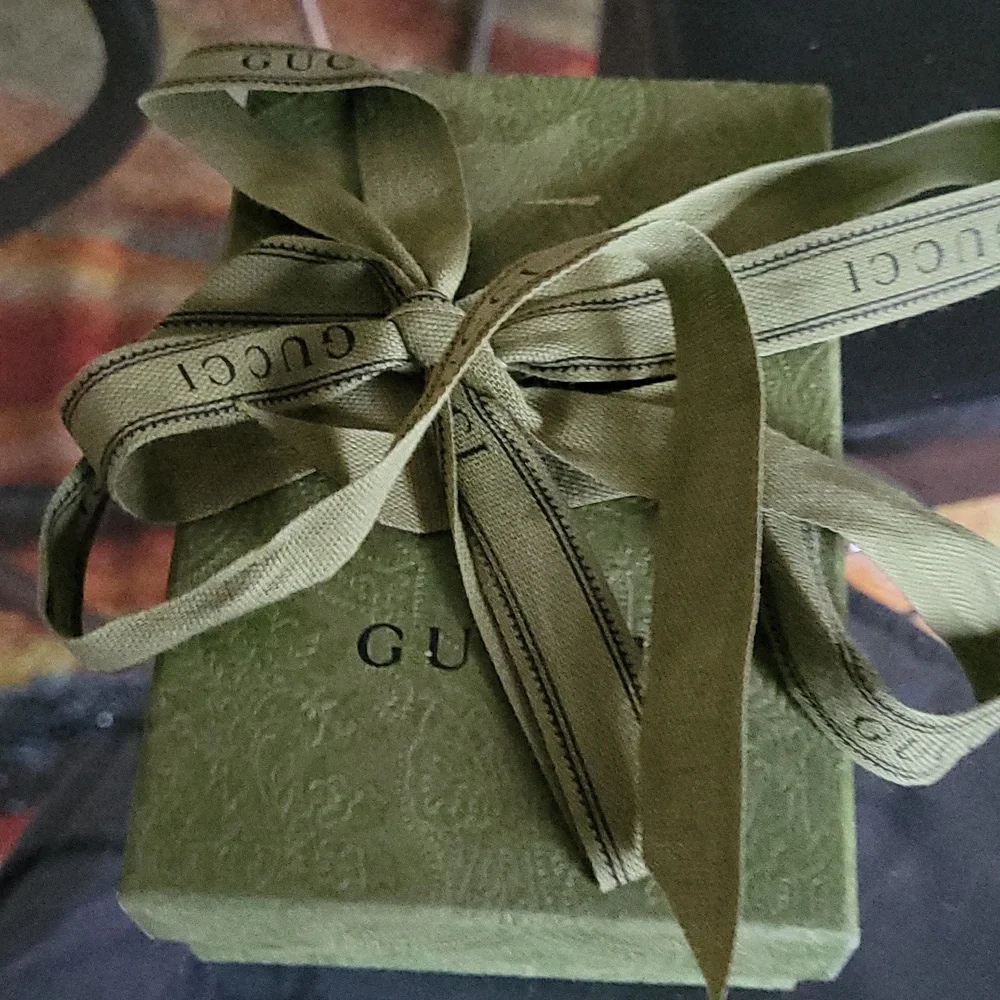 Gucci Silver  New Key Card Holder with Green Box Beautiful.new